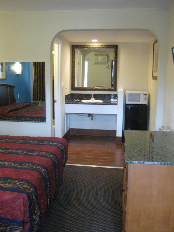 Sunshine Motel San Bernardino Room photo